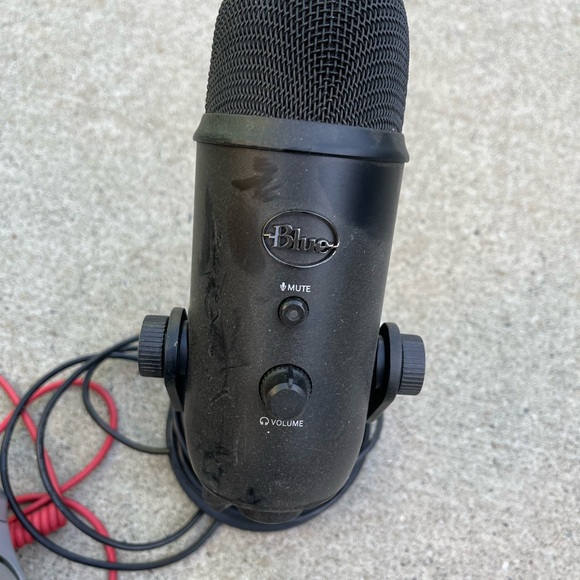 Blue Yeti Caster mic - Picture 2 of 2